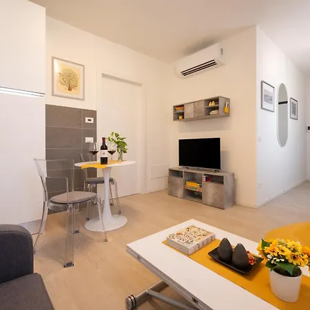 Charming - Conventino Modern - One-bedroom Flat With Living Area And Garage Near Boboli *