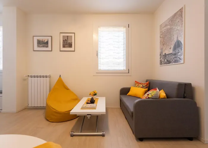 Charming - Conventino Modern - One-bedroom Flat With Living Area And Garage Near Boboli *
