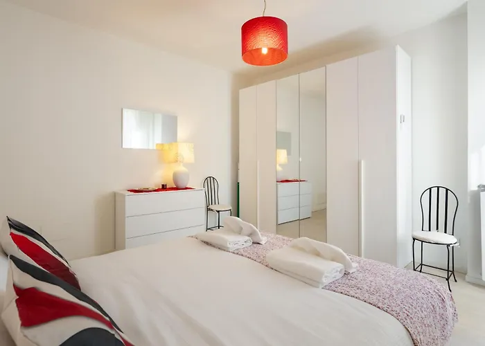 Charming - Conventino Modern - One-bedroom Flat With Living Area And Garage Near Boboli *